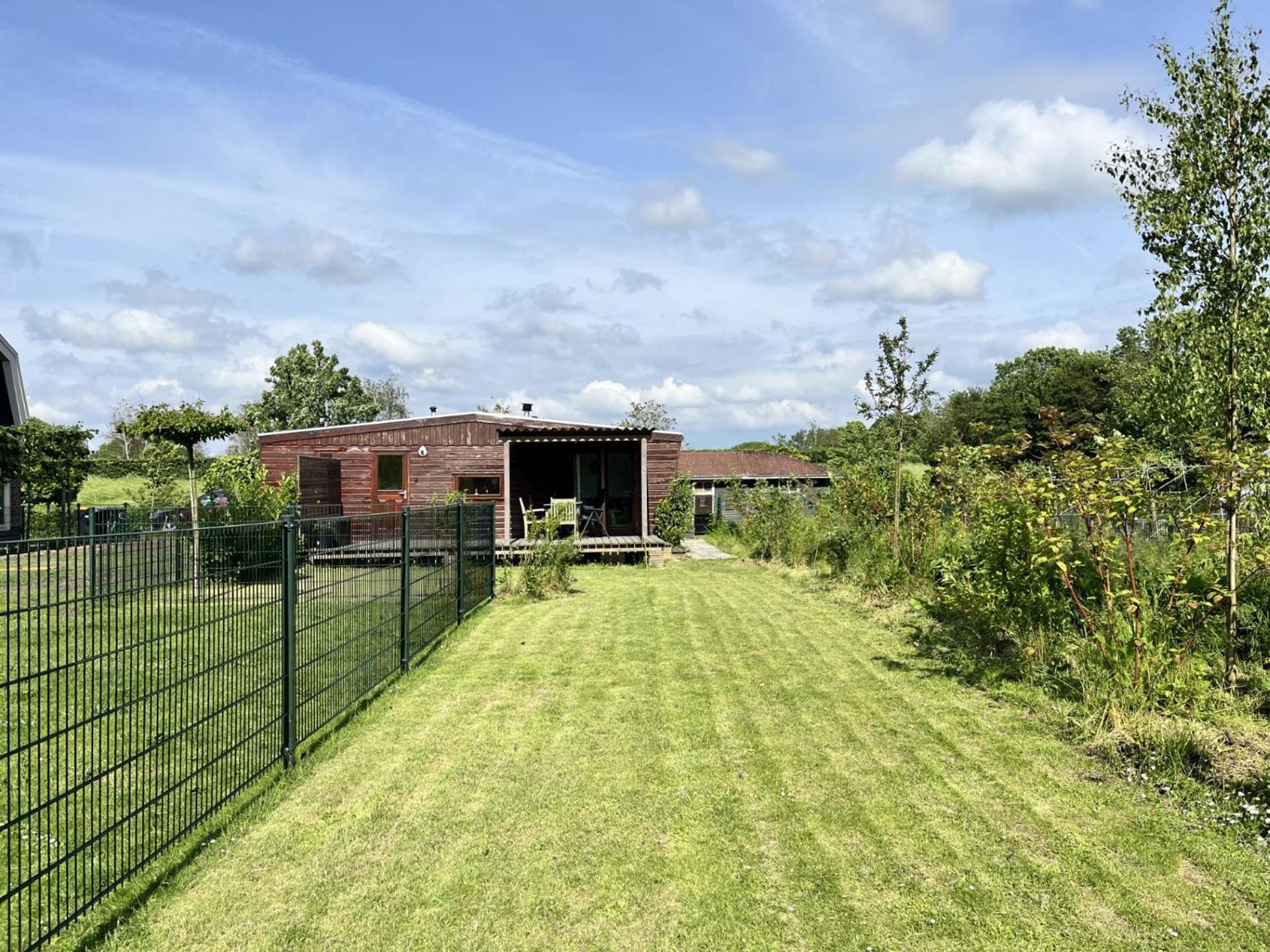 Vrijstaand Chalet Met Veel Buitenruimte En Veranda Zuid-Scharwoude Exterior photo